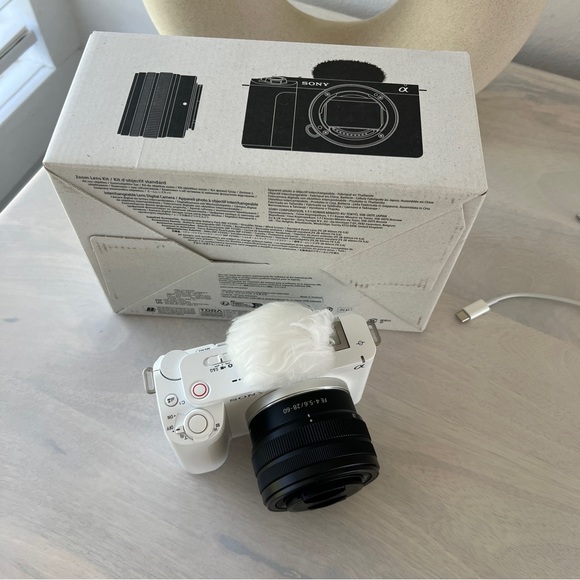 Sony ZV-E1 Mirrorless Camera with 28-60mm Lens - white - Picture 2 of 10